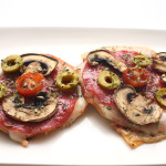 Mini pizzas con champiñones y salami