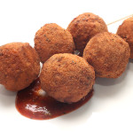 Brochetas de albóndigas