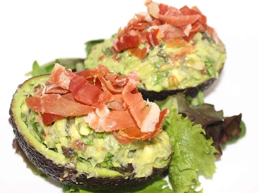 Aguacate relleno con jamón serrano