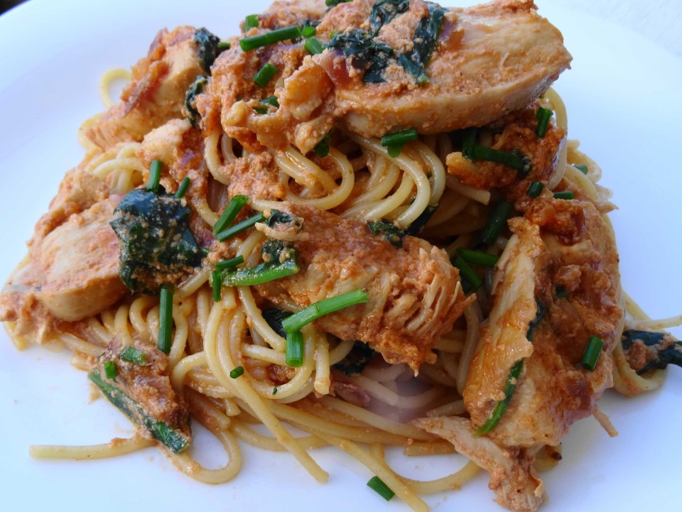 espaguetis-con-pollo-espinacas
